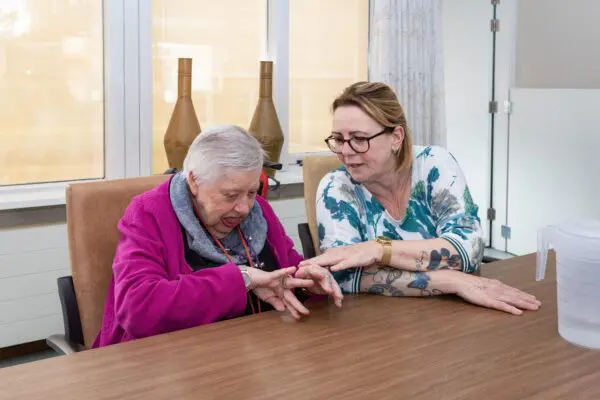Begeleider in gesprek met een cliënt