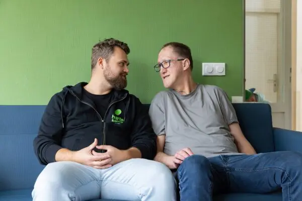 Client en begeleider hebben een gesprek