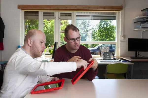 Jeroen en Mark werken op de iPad