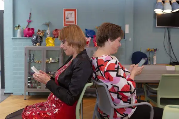 Twee ervaringsdeskundigen op hun mobiel