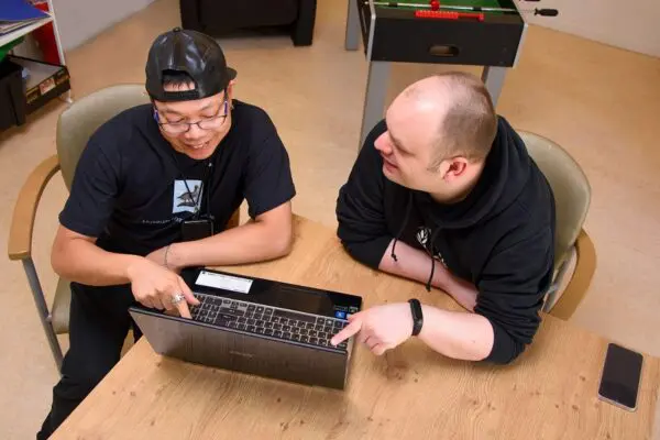 Twee cliënten met laptop