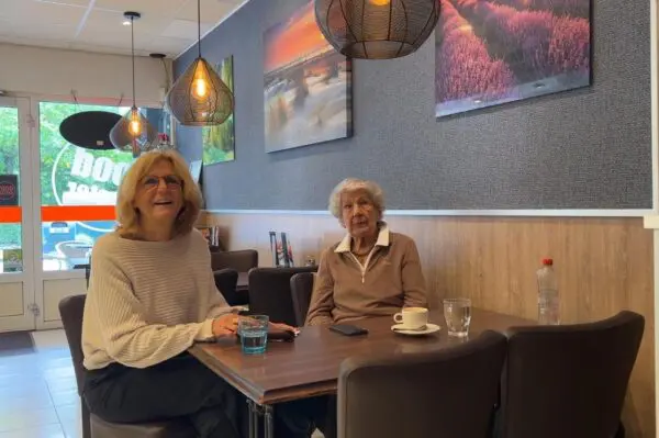 Nousjka en Tineke in snackbar