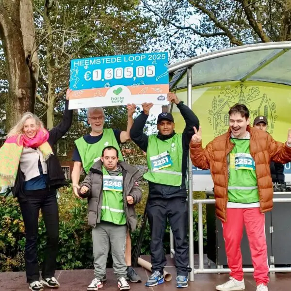 Cliënten houden de cheque omhoog