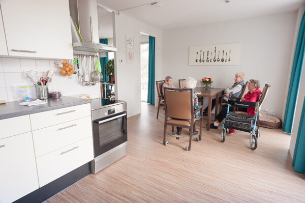 Oudere bewoners aan tafel in Bennebroek
